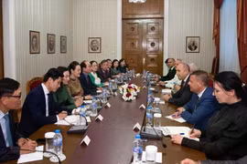 Reunión entre el presidente búlgaro, Rumen Radev, y la delegación vietnamita en Sofía el 4 de junio. (Foto: VNA)