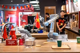 En Hanoi, una cafetería utiliza robots inteligentes. (Fuente: VNA)