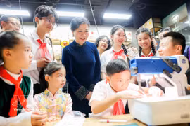 Sra. Ngo Phuong Ly recorre las instalaciones, que incluyen espacios de aprendizaje Montessori y talleres de ópera de Beijing, elaboración de papel, cerámica, artesanía y medicina tradicional. (Fuente: VNA)