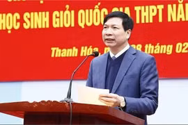 Tran Van Thuc habló en una conferencia mientras se desempeñaba como director del Departamento de Educación y Capacitación de Thanh Hoa. (Foto: tuoitre.vn)