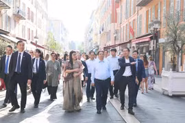 El primer ministro Pham Minh Chinh y su esposa visitan el casco antiguo de Niza. (Fuente: VNA)