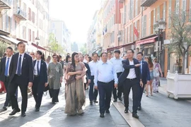 El primer ministro Pham Minh Chinh y su esposa visitan el casco antiguo de Niza. (Fuente: VNA)