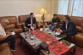El embajador vietnamita en Argelia, Tran Quoc Khanh (segundo por la izquierda), habla con periodistas del Servicio de Prensa de Argelia (APS), el periódico El Moudjahid y Essalam TV (Foto: VNA).
