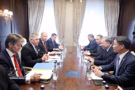 El secretario general del Partido Comunista de Vietnam, To Lam, se reúne con el primer ministro eslovaco Robert Fico en el marco de la celebración del 80.º aniversario de la Victoria en la Gran Guerra Patria en Moscú, Rusia (9 de mayo de 2025). (Foto: VNA)