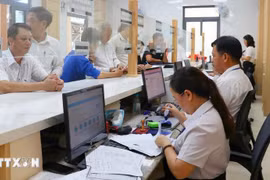 Funcionarios procesan solicitudes administrativas en el Centro de Atención al Público de la comuna de Dong Xoai, provincia de Dong Nai. (Foto: VNA)