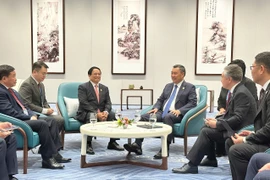 El primer ministro Pham Minh Chinh se reúne con el presidente de Kirguistán, Sadyr Japarov. (Fuente: VNA)