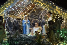 Ciudad centrovietnamita de Hue resplandece al recibir la temporada navideña