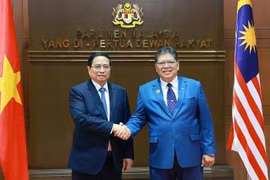 El primer ministro vietnamita Pham Minh Chinh y presidente de la Cámara de Representantes de Malasia Tan Sri Dato' Johari Bin Abdul en Kuala Lumpur el 25 de mayo. (Foto: VNA)
