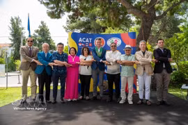 Embajadores de los países de ASEAN y embajadores de otros países en el bazar. (Fuente: VNA)