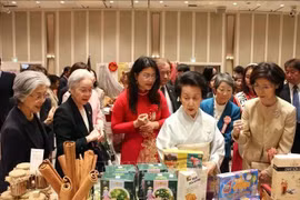 Personas visitan el stand vietnamita en la feria benéfica de Tokio el 23 de abril. (Foto: VNA)