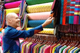 El embajador de los Países Bajos en Vietnam, Kees van Baar, con un tradicional ao dai vietnamita, visita el pueblo de seda Van Phuc, distrito de Ha Dong, Hanoi, con motivo del Tet 2025. (Foto: Embajada de los Países Bajos en Vietnam)
