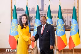 La embajadora de Vietnam en Tanzania, concurrente en Addis Abeba, Vu Thanh Huyen, y el presidente de Etiopía, Taye Atske Selassie. (Fuente: VNA)
