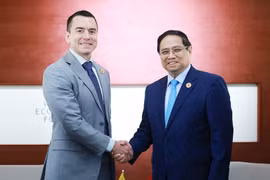 El primer ministro vietnamita, Pham Minh Chinh, sostiene un encuentro con el presidente ecuatoriano Daniel Noboa. (Fuente: VNA)