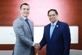 El primer ministro vietnamita, Pham Minh Chinh, sostiene un encuentro con el presidente ecuatoriano Daniel Noboa. (Fuente: VNA)