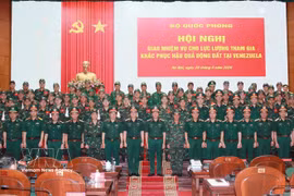 El general Nguyen Tan Cuong, miembro del Comité Central del Partido, Jefe del Estado Mayor General del Ejército Popular de Vietnam, viceministro de Defensa, junto con los oficiales y militares que parten hacia Venezuela para cumplir su misión. (Foto: VNA)