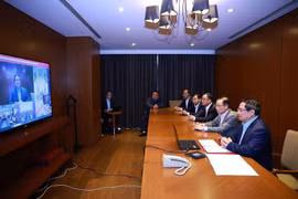 El primer ministro Pham Minh Chinh presidió el 20 de noviembre una reunión virtual de emergencia con representantes de ministerios, agencias y localidades sobre medidas urgentes para responder a las fuertes lluvias, inundaciones y otros desastres naturales en varias provincias centrales. (Foto: VNA)