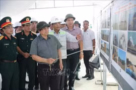 El primer ministro Pham Minh Chinh inspecciona el proyecto de la autopista Can Tho-Ca Mau. (Foto: VNA)