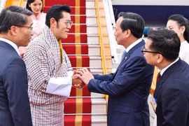 El rey de Bután, Jigme Khesar Namgyel Wangchuck (segundo desde la izquierda), es recibido en el aeropuerto. (Foto: VNA)