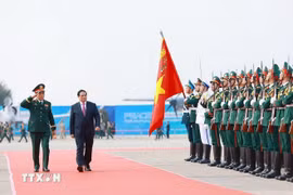 El primer ministro Pham Minh Chinh (segundo desde la izquierda) asiste a la Exposición Internacional de Defensa de Vietnam 2024 (Foto: VNA)