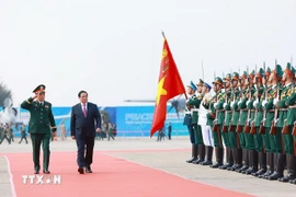 El primer ministro Pham Minh Chinh (segundo desde la izquierda) asiste a la Exposición Internacional de Defensa de Vietnam 2024 (Foto: VNA)