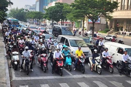 Según la Directiva n.º 20/CT-TTg del Primer Ministro, emitida el 12 de julio, Hanoi se convertirá en la primera ciudad vietnamita en prohibir la circulación de motocicletas y ciclomotores propulsados por combustibles fósiles en la circunvalación 1 de la ciudad, a partir del 1 de julio de 2026. (Foto: VNA)