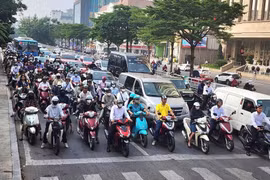 Según la Directiva n.º 20/CT-TTg del Primer Ministro, emitida el 12 de julio, Hanoi se convertirá en la primera ciudad vietnamita en prohibir la circulación de motocicletas y ciclomotores propulsados por combustibles fósiles en la circunvalación 1 de la ciudad, a partir del 1 de julio de 2026. (Foto: VNA)