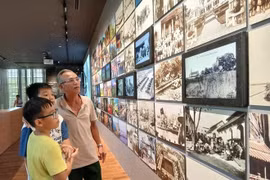 Películas documentales, diapositivas de objetos y documentos históricos digitalizados en el espacio expositivo del Museo de Da Nang. (Foto: VNA)