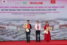 El presidente del Comité Popular de la ciudad de Can Tho, Truong Canh Tuyen, otorgó el certificado de registro de inversión al líder de Aeon Mall Vietnam. (Foto: VNA)