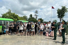 Ciudadanos vietnamitas fueron entregados por Camboya en el puesto fronterizo internacional de Hoa Lu, en la provincia de Dong Nai. Foto: VNA