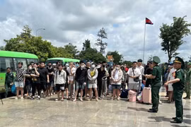 Ciudadanos vietnamitas fueron entregados por Camboya en el puesto fronterizo internacional de Hoa Lu, en la provincia de Dong Nai. Foto: VNA
