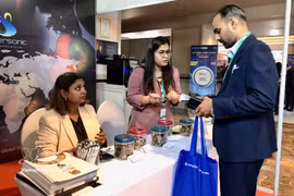 Empresas establecen contactos comerciales en los pabellones de exhibición. (Foto: VNA)