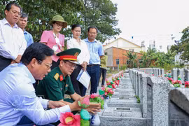 El vicepresidente del Comité Popular de la provincia de Tay Ninh, Pham Tan Hoa (izquierda), junto con la delegación de trabajo, inspecciona y revisa la información de las tumbas de mártires aún no identificados en el Cementerio de Mártires de An Tinh (barrio de An Tinh, provincia de Tay Ninh). (Fuente: VNA)