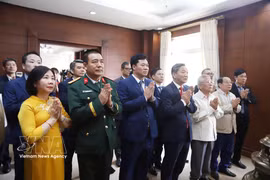 Los delegados ofrecen incienso en homenaje al Presidente Ho Chi Minh. (Foto: VNA)