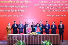 La presidenta del Comité Central del Frente de la Patria de Vietnam, Bui Thi Minh Hoai, y la vicepresidenta del Partido Popular de Camboya y titular del Consejo Nacional del Frente de Solidaridad para el Desarrollo de la Patria de ese país,presidenta del Comité Central del Frente de la Patria de Vietnam, y Men Sam An, vicepresidenta del Partido Popular de Camboya y titular del Consejo Nacional del Frente de Solidaridad para el Desarrollo de la Patria de ese país, Men Sam An, firman un Acuerdo de Cooperación entre ambas organizaciones para el período 2026 – 2031. (Foto: VNA)