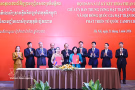 La presidenta del Comité Central del Frente de la Patria de Vietnam, Bui Thi Minh Hoai, y la vicepresidenta del Partido Popular de Camboya y titular del Consejo Nacional del Frente de Solidaridad para el Desarrollo de la Patria de ese país, Men Sam An, firman un Acuerdo de Cooperación entre ambas organizaciones para el período 2026 – 2031. (Foto: VNA)