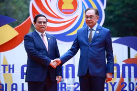El primer ministro de Malasia, Anwar Ibrahim, recibe a su homólogo vietnamita, Pham Minh Chinh. (Foto: VNA)