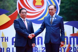 El primer ministro de Malasia, Anwar Ibrahim, recibe a su homólogo vietnamita, Pham Minh Chinh. (Foto: VNA)