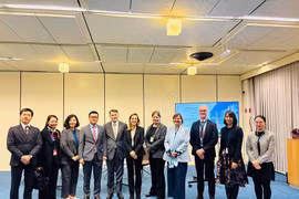 La delegación interinstitucional vietnamita del Ministerio de Asuntos Exteriores y del Ministerio de Seguridad Pública en una foto de grupo con representantes de la UIP, INTERPOL y la UNODC. (Foto: VNA)