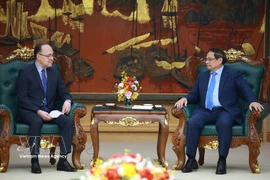 El primer ministro de Vietnam, Pham Minh Chinh, (derecha) recibe al embajador de Rusia en el país, Gennady Bezdetko. (Fuente: VNA)