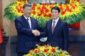 El presidente Luong Cuong (der.) y el secretario general del Comité Central del Partido Comunista de China (PCCh) y presidente de China, Xi Jinping. (Foto: VNA)
