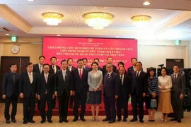 Funcionarios de la Embajada de Vietnam en Japón y una delegación de la Alianza Parlamentaria de Amistad Japón-Vietnam posan para una foto de grupo. (Foto: VNA)