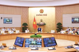 El primer ministro Pham Minh Chinh preside la reunión del Gobierno. (Foto: VNA)