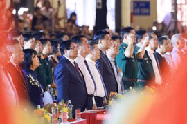 El primer ministro Pham Minh Chinh y los delegados asisten al programa artístico especial. (Foto: VNA)