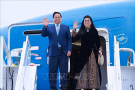 El primer ministro Pham Minh Chinh, su esposa Le Thi Bich Tran y una delegación vietnamita de alto rango en el aeropuerto Lennart Meri de Tallin, la capital, la mañana del 5 de junio (hora local). (Foto: VNA)
