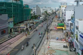 El proyecto de la Línea 2 del Metro de Ciudad Ho Chi Minh cuenta con un capital de inversión total de unos 1,9 mil millones de dólares, y básicamente ya se ha completado la limpieza de tierras, con una tasa del 99,8%. (Foto: sggp.org.vn)