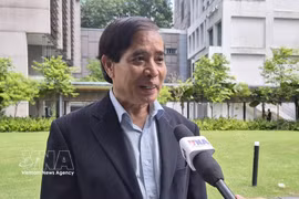 El profesor Vu Minh Khuong, de la Escuela de Políticas Públicas Lee Kuan Yew, habla con la Agencia Vietnamita de Noticias. (Foto: VNA)