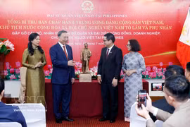 El secretario general del Partido y presidente del Estado, To Lam, y su esposa entregaron una estatua del Presidente Ho Chi Minh a la Embajada vietnamita en Filipinas durante la reunión celebrada el 31 de mayo. (Foto: VNA)