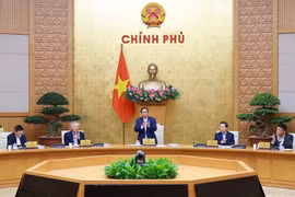 El primer ministro Pham Minh Chinh preside la reunión ordinaria del Gobierno de noviembre. (Foto: VNA)