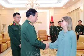 El ministro de Defensa Nacional, general Phan Van Giang (izq.) y la viceministra de Defensa Nacional de Canadá, Stefanie Beck. (Foto: VNA)