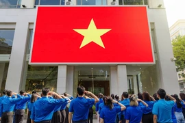 En agosto de 2024, los miembros de la Unión de Jóvenes de la Agencia Vietnamita de Noticias respondieron a la Campaña del Día Nacional, lanzada por la Unión de Jóvenes, el Departamento de Información Exterior (Ministerio de Información y Comunicaciones) y la plataforma TikTok en colaboración con Schannel. (Foto: VNA)